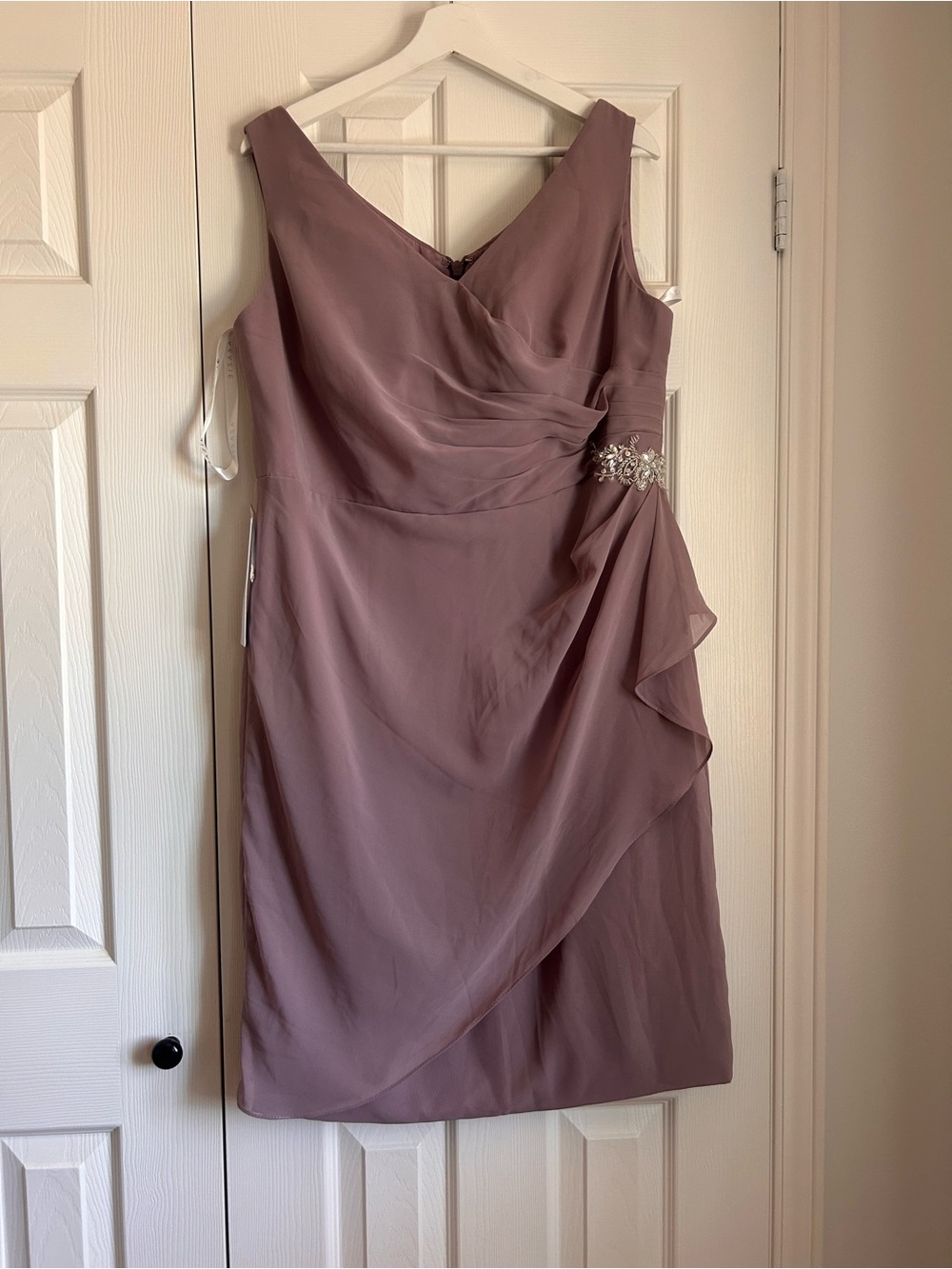 Mauve V-Neck Sleeveless Cocktail Dress with Beaded Waist